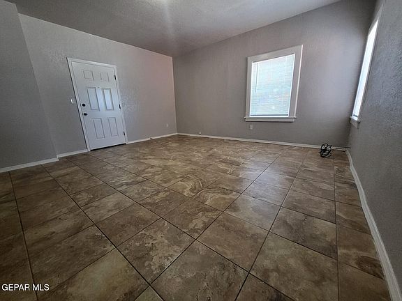 4th image of 2862 Grant Ave #1