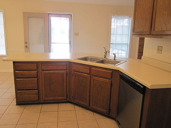 3rd image of 2667 Lakeside Dr