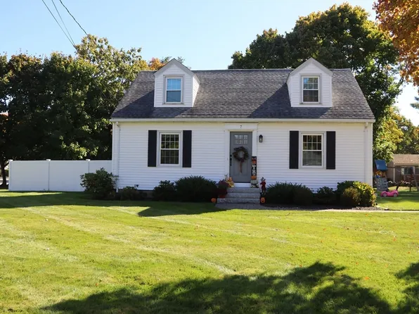 7 Raymond Hall Dr, North Attleboro, MA 02760