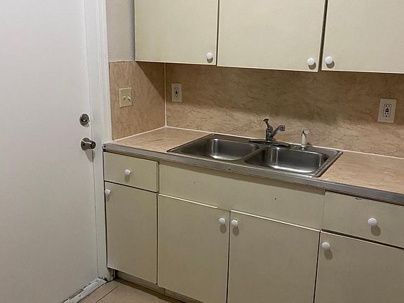 3rd image of 707 SW 6th St #1