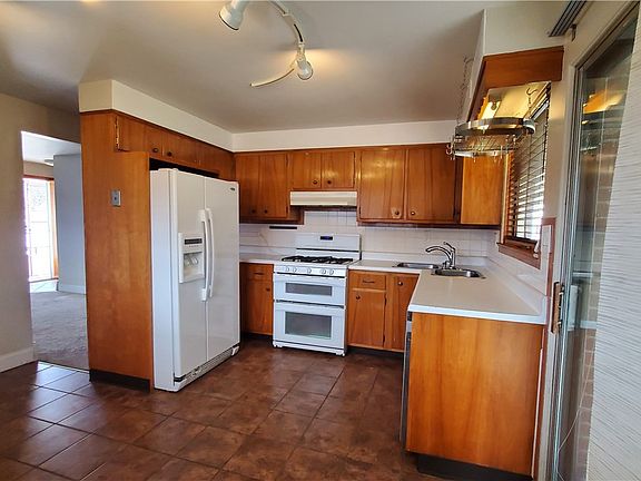 4th image of 121 N Lincoln Ave