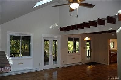 5th image of 7 Hickory Trail Ct