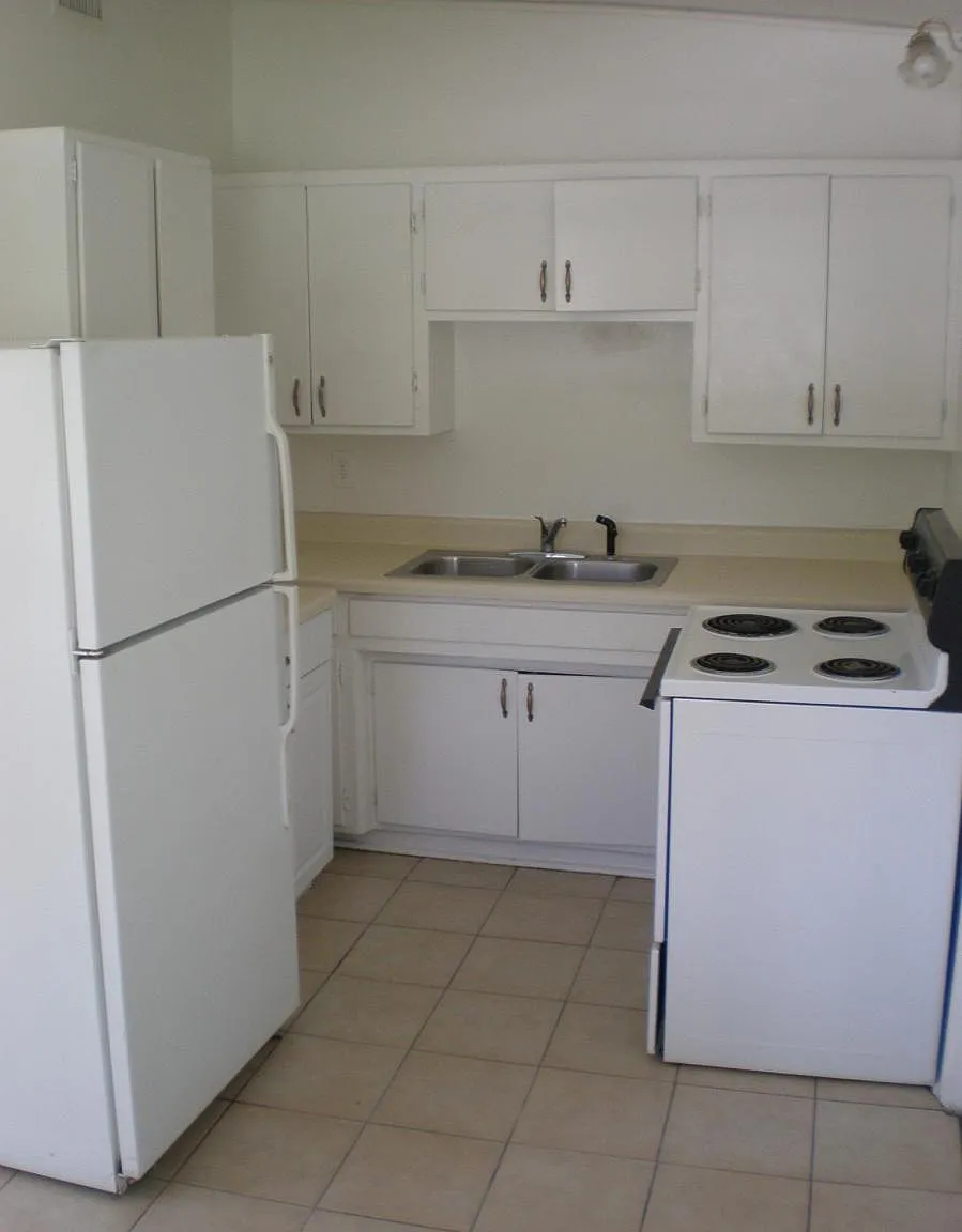 3 bed, 1000 sqft, $1,695 — Photo 3