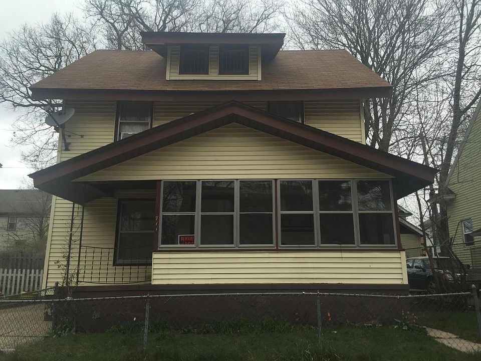 1st image of 711 Watkins St SE