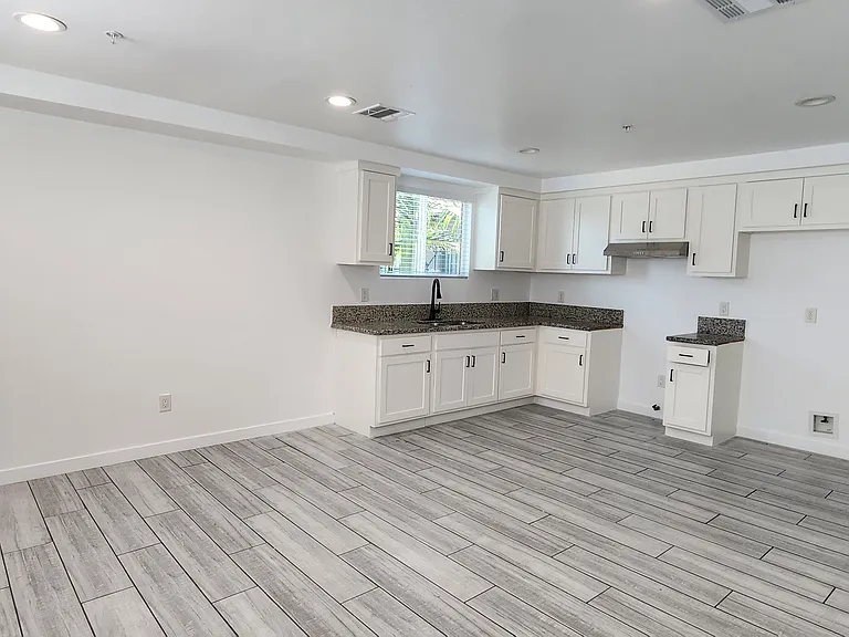 826 W 80th St #1 — Photo 10