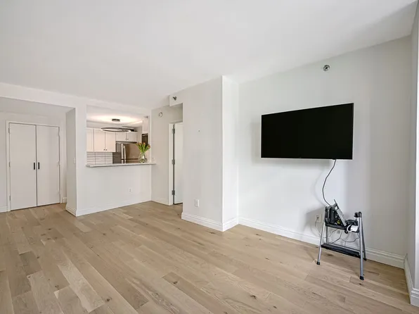 520 West 23rd Street image 8 of 11