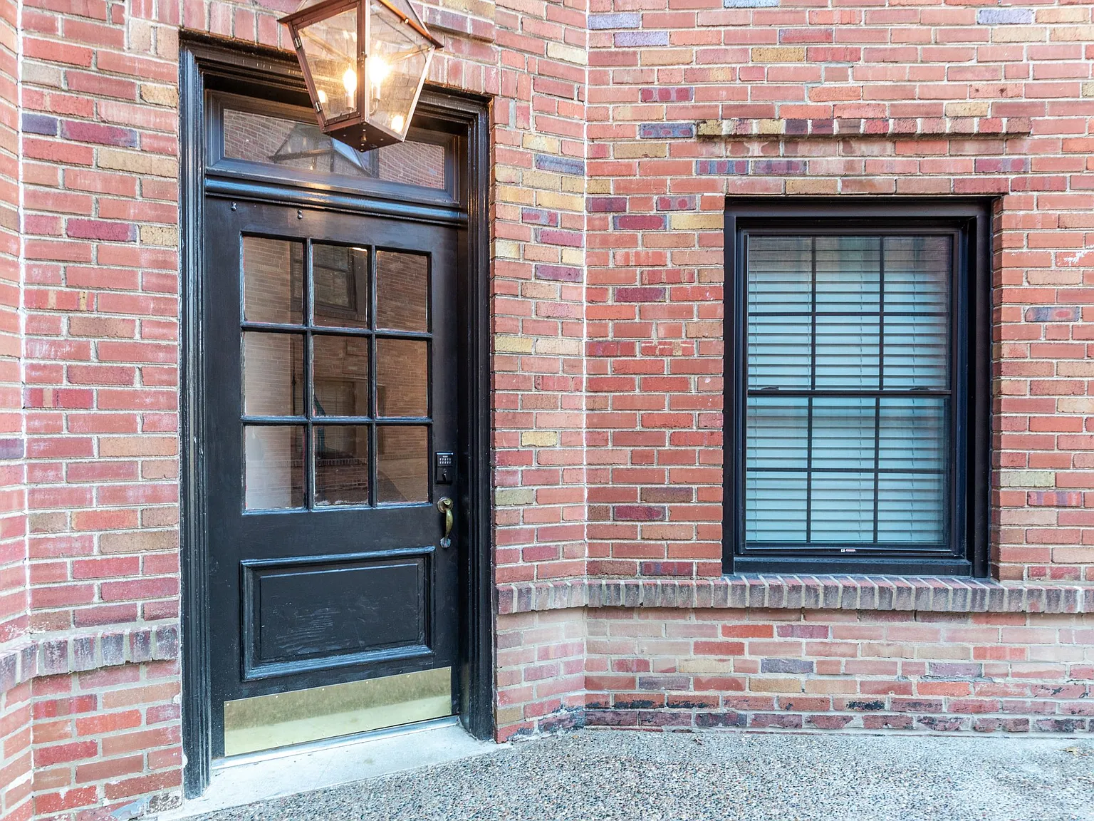 2 bed, 1100 sqft, $2,400 — Photo 2