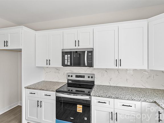 4th image of 3692 Shannon Loop