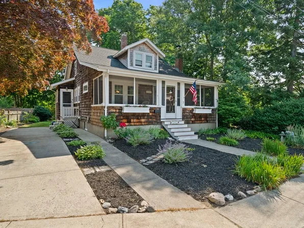 7 Gray Ave, Plymouth, MA 02360