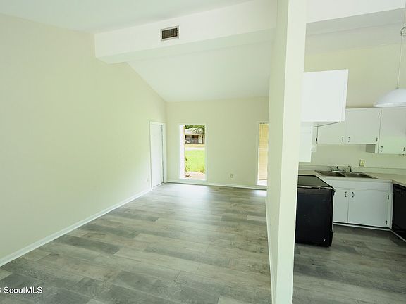 4th image of 2250 Poinsettia Cir