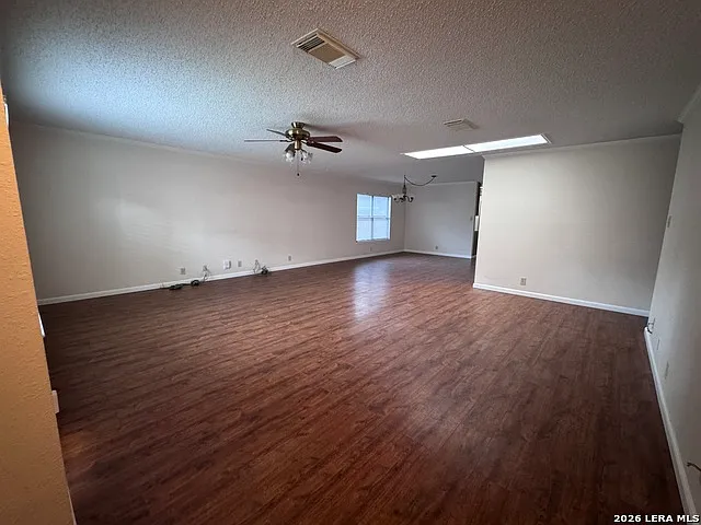 3 bed, 2.0 bath, 1924 sqft, $1,999 — Photo 2