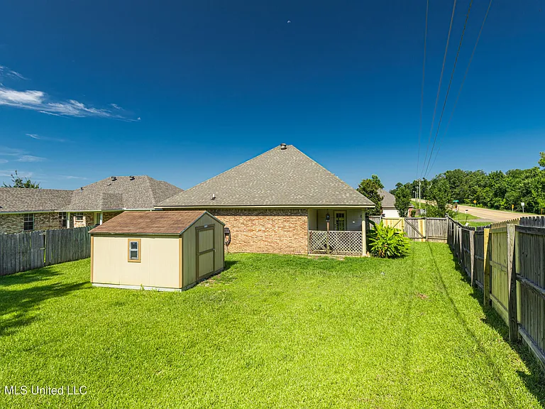 101 Sara Fox Dr — Photo 26