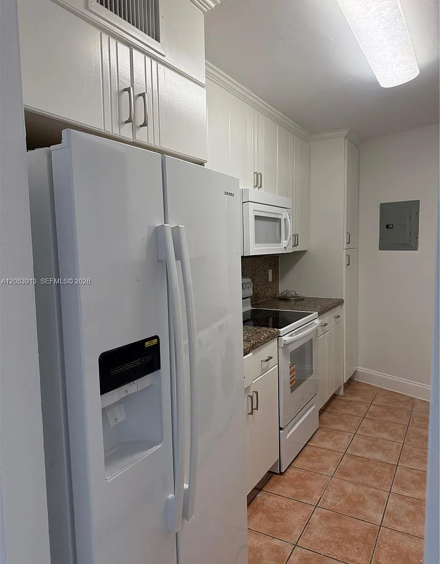 Octagon Towers I Condo — Photo 4