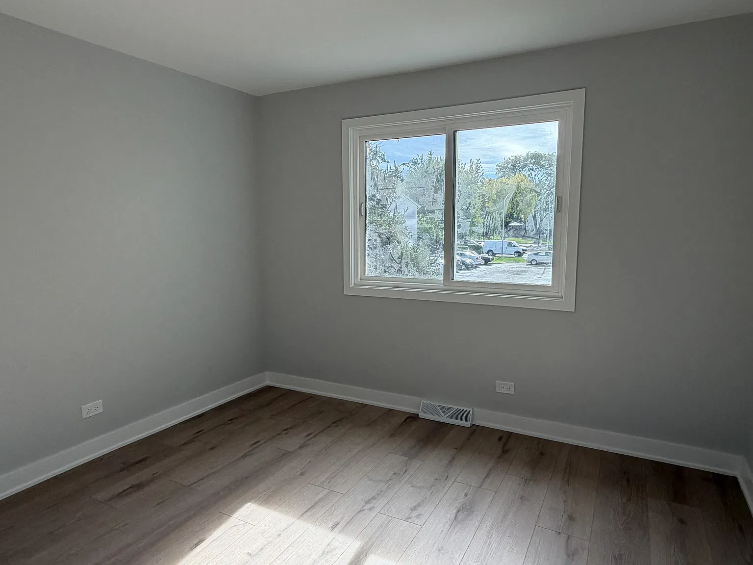 212 Walker Dr — Photo 3
