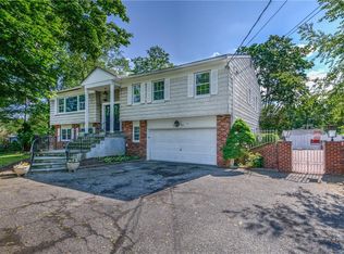 11 Old Farm Rd, Scarsdale, NY 10583