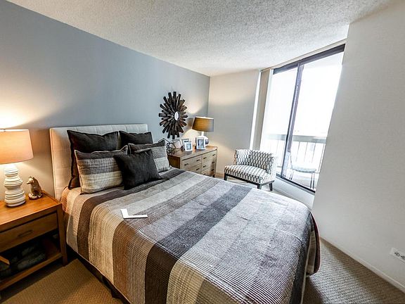 3rd image of 712 N Dearborn St #307