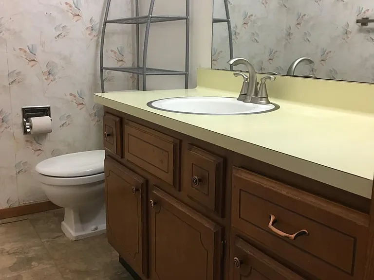Half Bathroom (Up level - Bedroom 1)