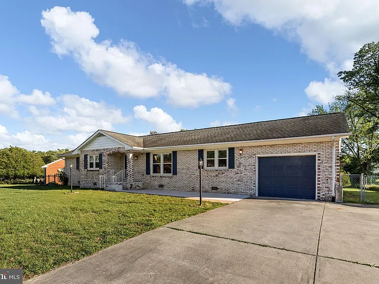308 Butternut Dr — Photo 2