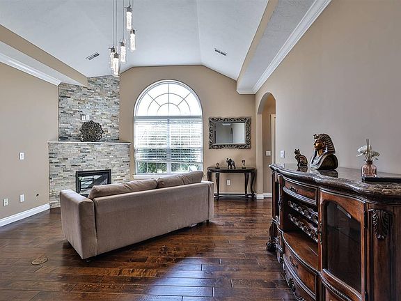 3rd image of 6843 Liberty Cir