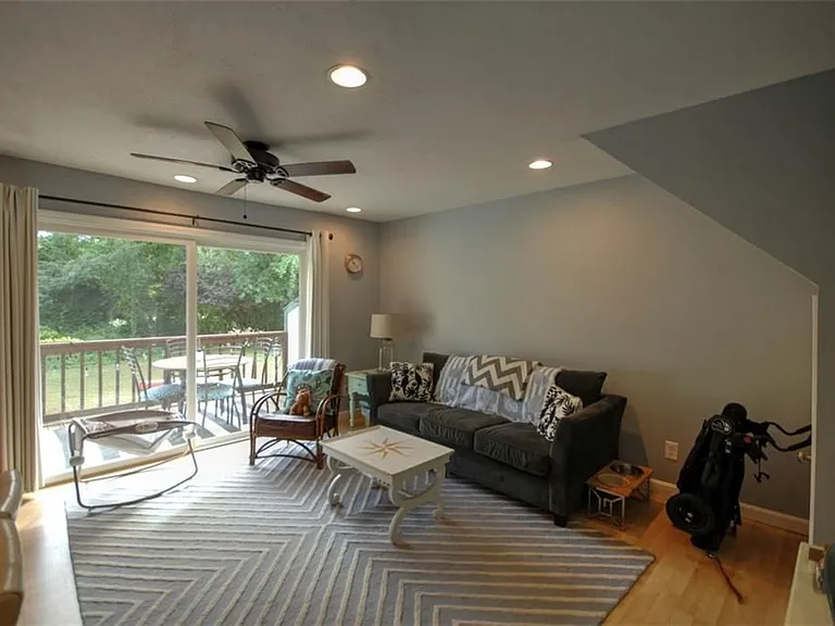 10 Beach Rd #4 — Photo 3