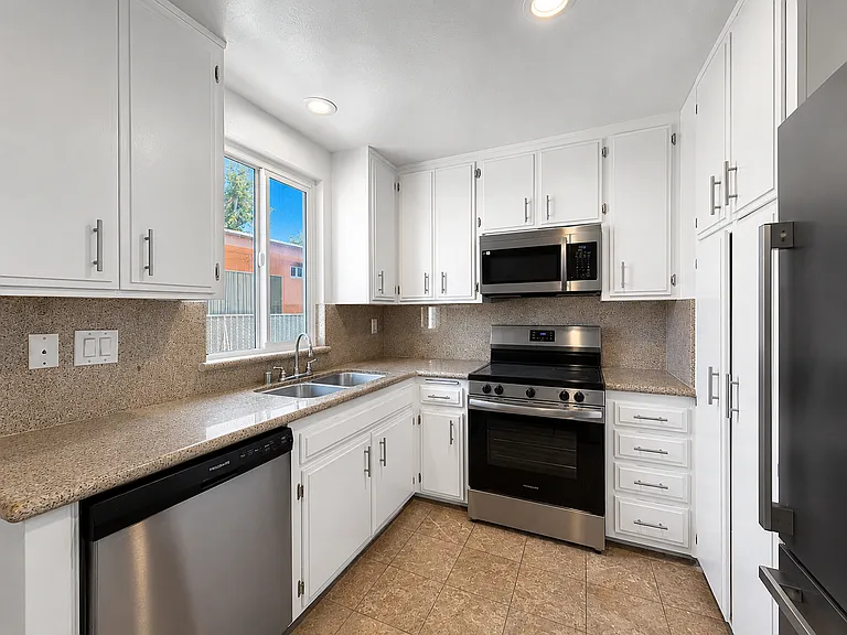 1111 Euclid St — Photo 8
