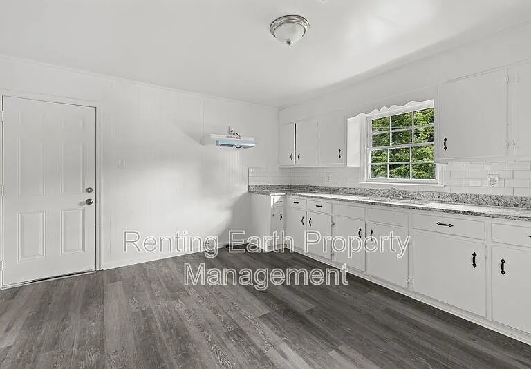 2537 3rd St NE — Photo 12