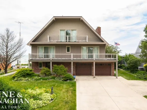 12160 Lakeshore Dr, La Salle, MI 48145