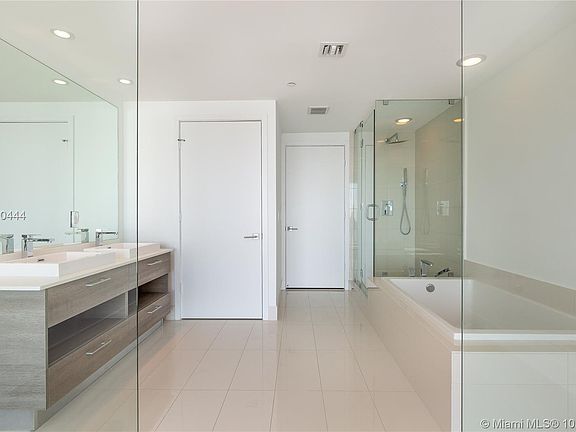 4th image of 650 NE 32nd St #Pb1905