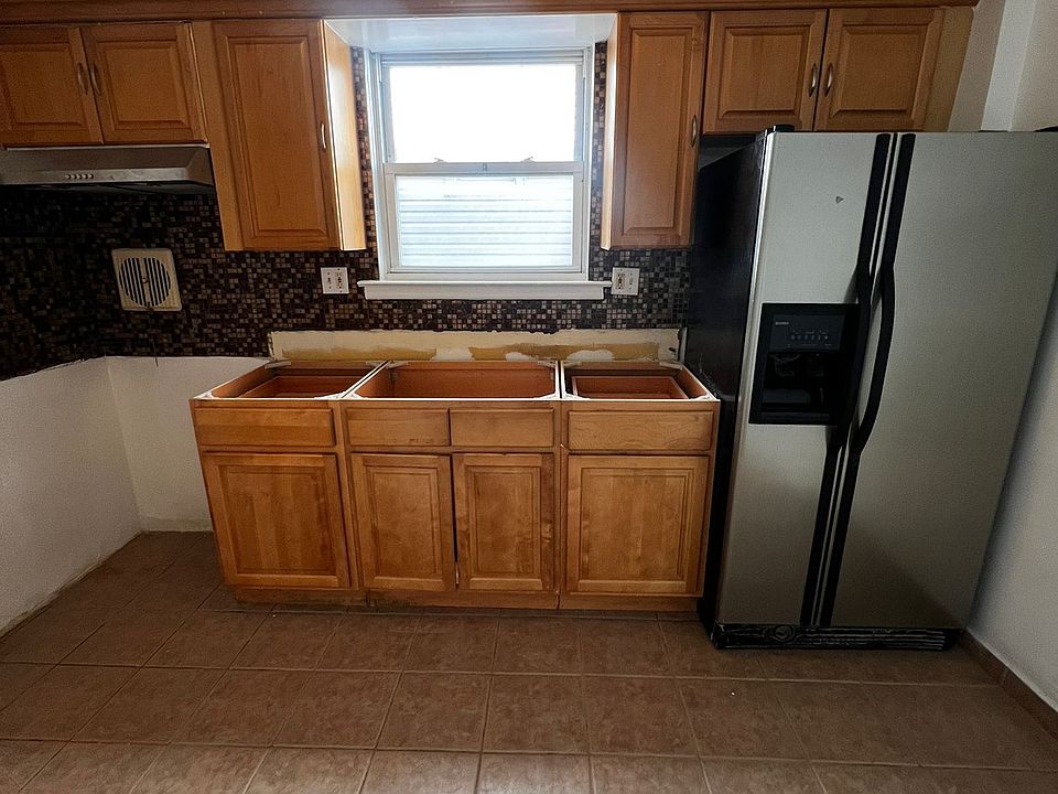 1st image of 156 Alexander Ave Floor 1