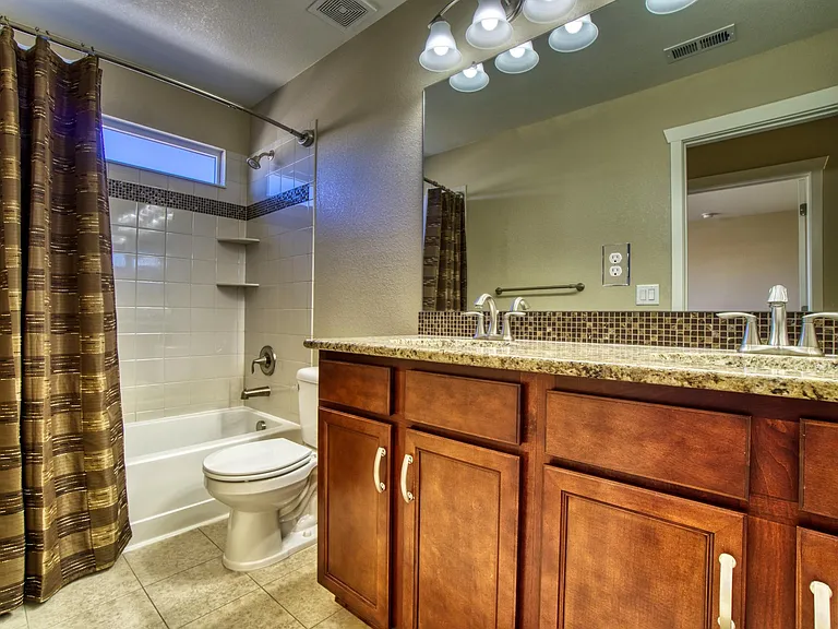 Upper level - bathroom 2 (11' x 5').