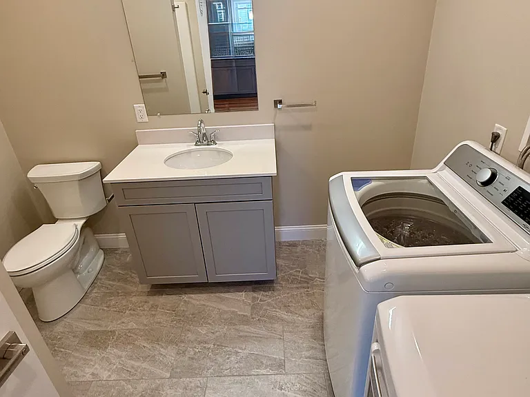 11-13 Garfield Ave — Photo 5