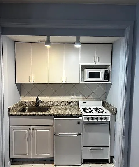 3021 Edwin Ave #1J — Photo 3