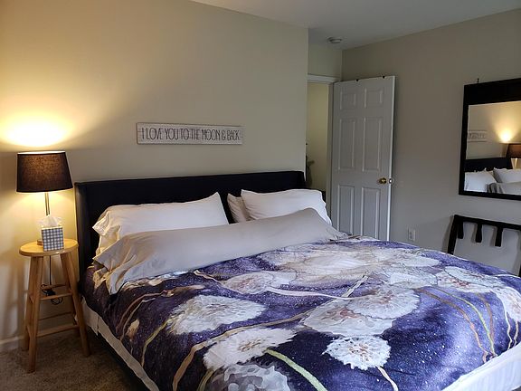 King bedroom with en-suite bathroom, desk, TV with wifi and cable.
