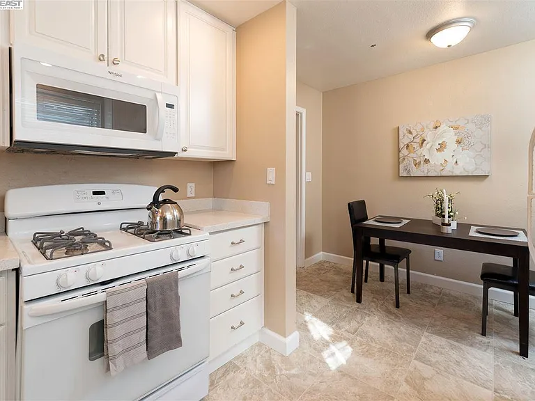 2210 Parnassus Ct #102 — Photo 4