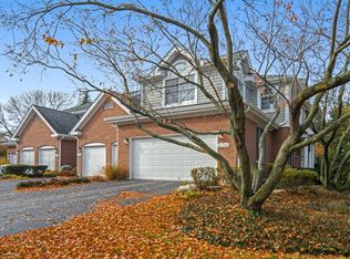 2S746 Lakeside Dr, Glen Ellyn, IL 60137
