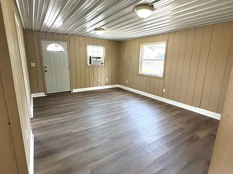 411 Mammoth Cave St — Photo 3