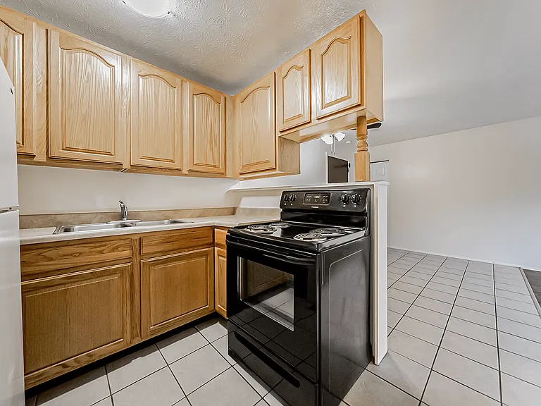 Jordan Court Apartments — Photo 13