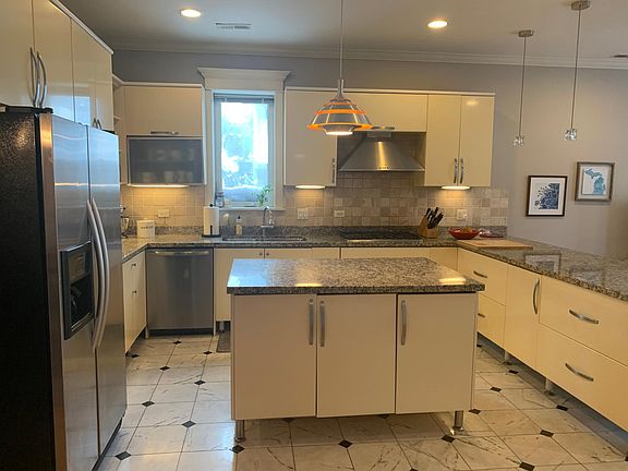 5th image of 1342 W Newport Ave #1