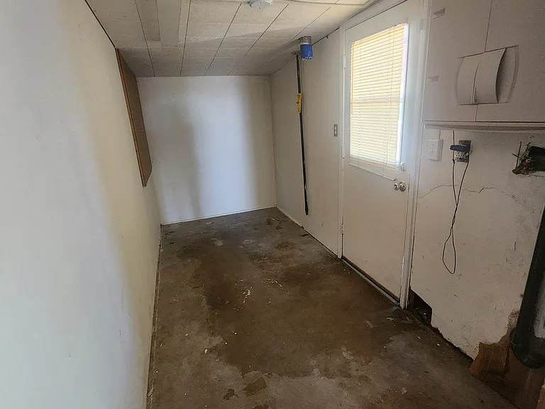 laundry room off of kitchen