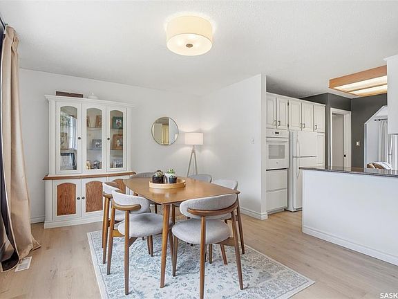 3rd image of 50 Matheson PLACE
