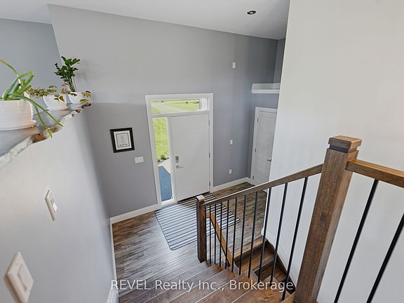 5th image of 221 Farr St