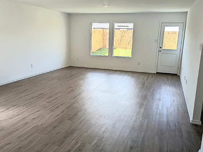 1013 Sourgum St — Photo 2
