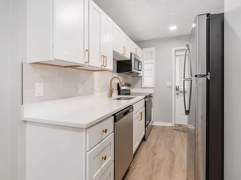 416 E Mithoff St — Photo 3