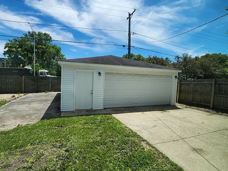 4301 Greenbrier Ln — Photo 7