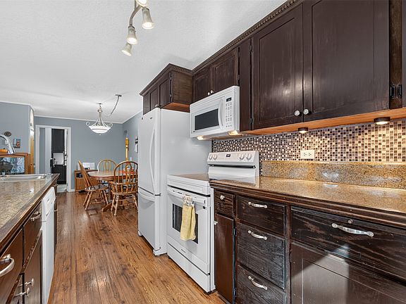 5th image of 8008 Victoria Rd S