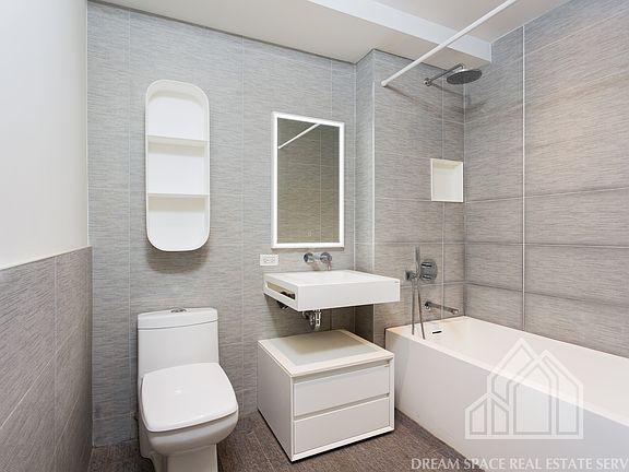 5th image of 302 E 96th St APT 401
