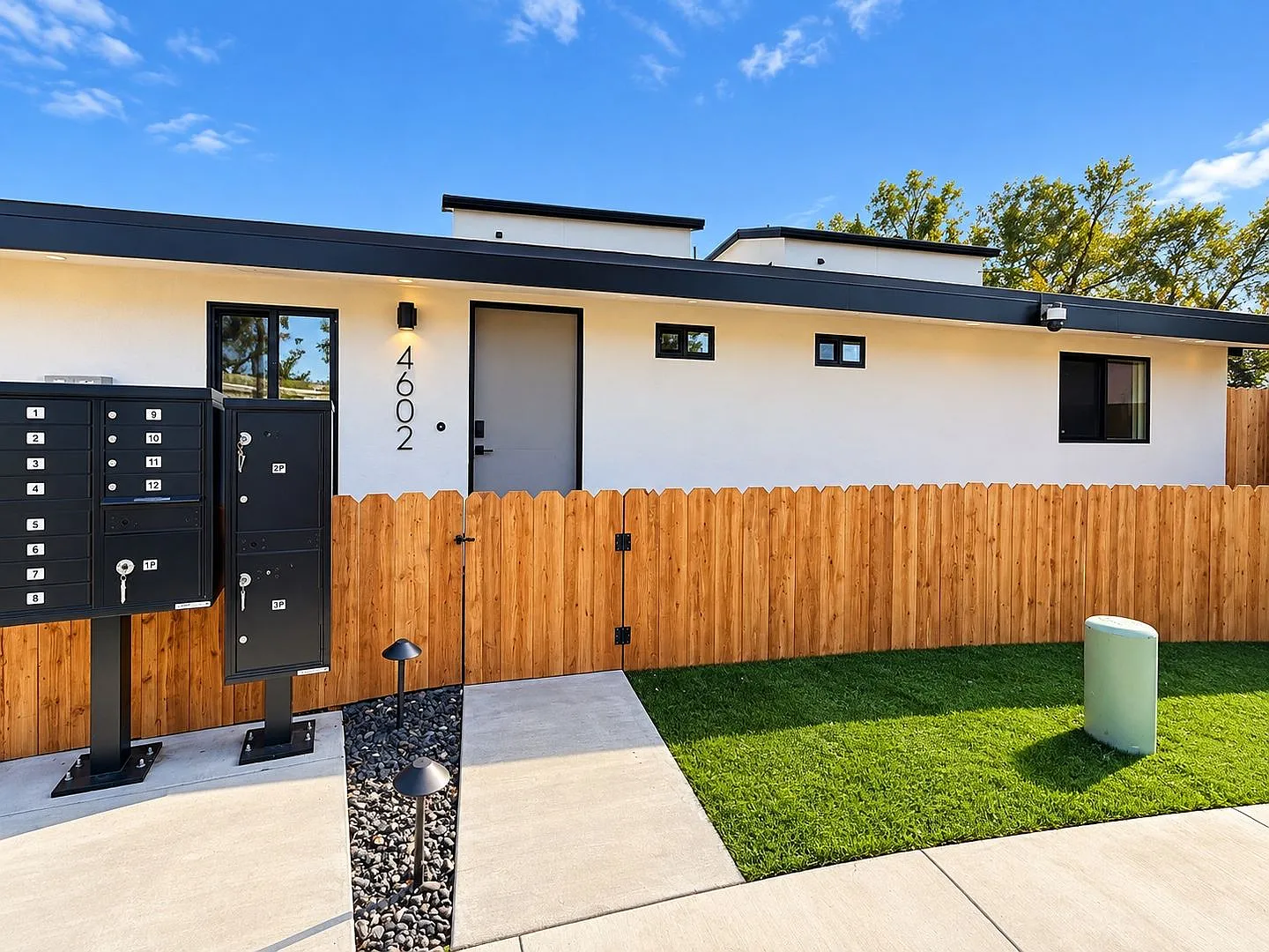 Modern 3-Bedroom, 2-Bathroom Home with Private Fenced Yards — Photo 1