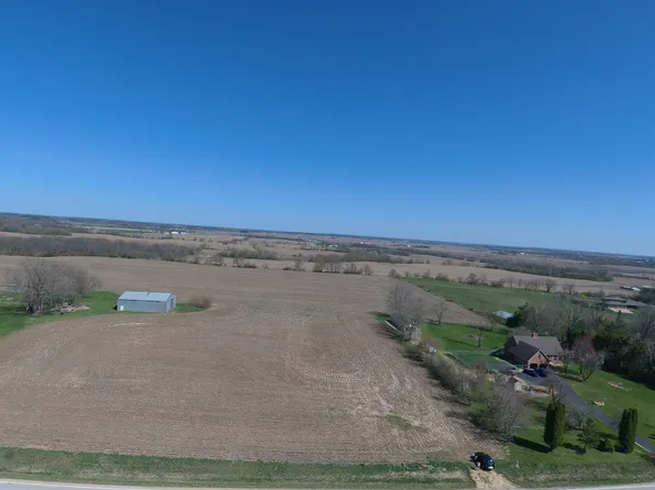 Menge Rd, Marengo, IL 60152