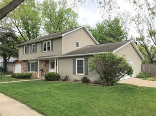 3200 Blue Ridge Dr NE, Cedar Rapids, IA 52402