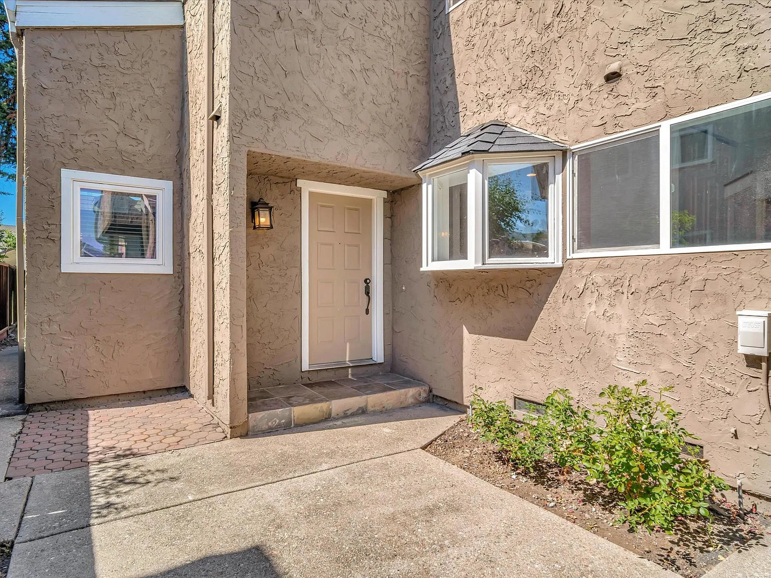 3 bed, 2.5 bath, 1626 sqft, $4,200 — Photo 2